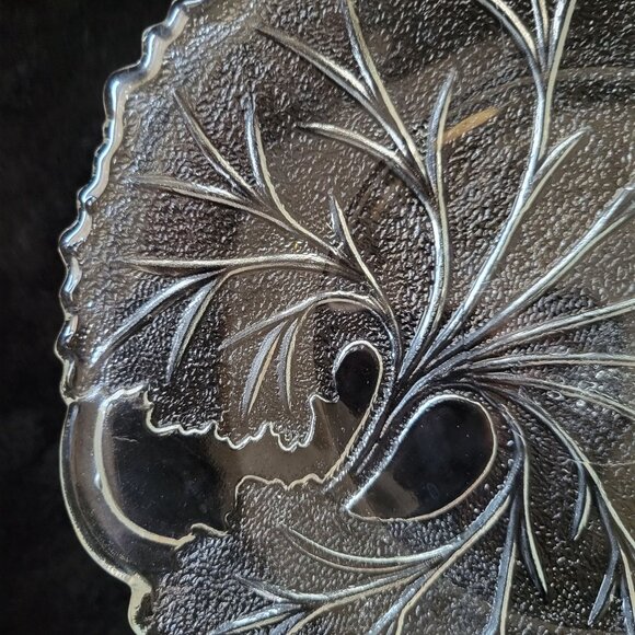 Vintage Indiana Pebble Clear Glass Cabbage Leaf Plate 8 1/2" Vintage Salad Plate - Picture 2 of 3
